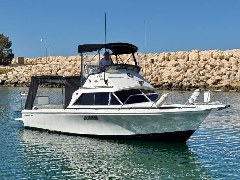 Caribbean 26 Flybridge Sports Fisherman With 2010 V6 MPI Mercruisers with low hours